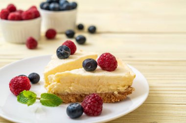 Ev yapımı cheesecake taze ahududu ve yaban mersini ile