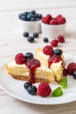 Ev yapımı cheesecake taze ahududu ve yaban mersini ile