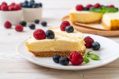 Ev yapımı cheesecake taze ahududu ve yaban mersini ile