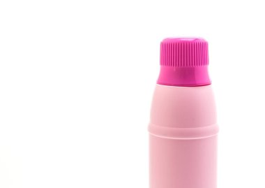 Plastik deterjan kutusu beyaz arkaplanda izole edildi