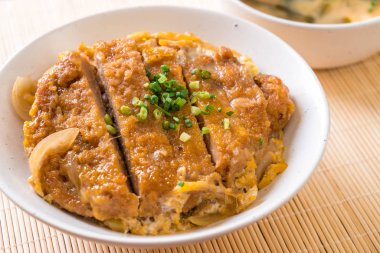 Kızarmış domuz pirzolası kasesi (Katsudon) - Japon yemek tarzı