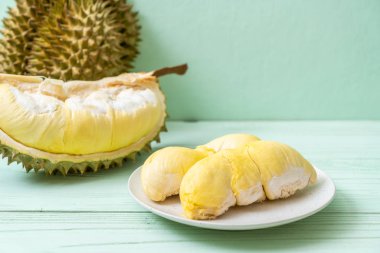 Ahşap zemin üzerinde taze Durian meyvesi