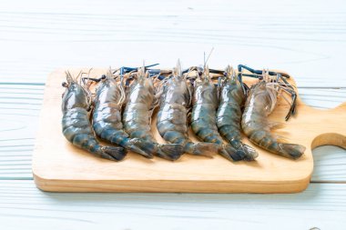 kesme tahtası üzerinde taze mavi karides