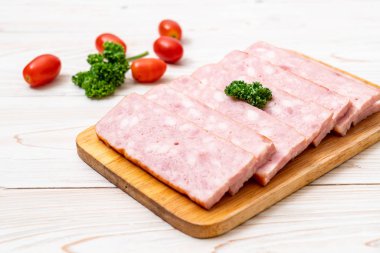 dilimlenmiş taze çiğ pastırma Barbekü