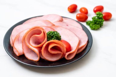 tabağa dilimlenmiş jambon füme