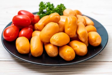 domuz eti kokteyl sosisi plaka üzerinde