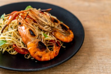 ızgara karides ve domates - İtalyan Füzyon gıda tarzı ile tavada kızartılmış spagetti