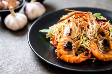 ızgara karides ve domates - İtalyan Füzyon gıda tarzı ile tavada kızartılmış spagetti