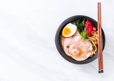 Baharatlı miso udon ramen noodle ile domuz eti - Japon gıda tarzı