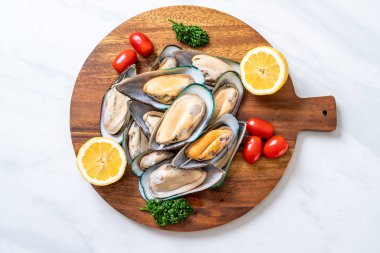 malzemelerle ahşap tahta üzerinde taze midye