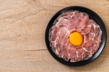 taze dilimlenmiş domuz ham yumurta pişirme veya shabu shabu ve sukiyaki yapma ile