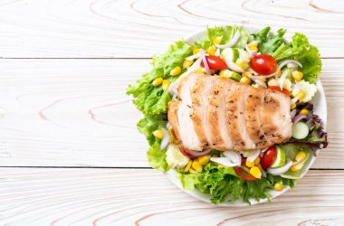 Tavuk göğsü - sağlıklı gıda tarzı ile sağlıklı salata kasesi