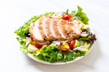 Tavuk göğsü - sağlıklı gıda tarzı ile sağlıklı salata kasesi