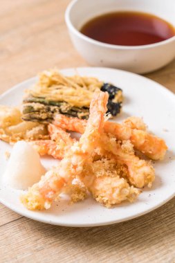 karides tempura (hırpalanmış kızarmış karides) sebze - Japon gıda tarzı