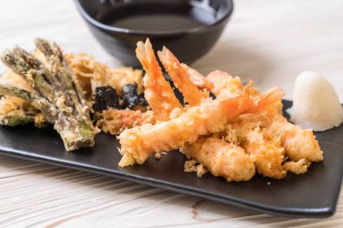 karides tempura (hırpalanmış kızarmış karides) sebze - Japon gıda tarzı