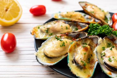 Peynirli taze midye.