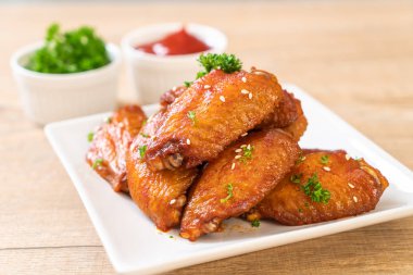 Beyaz susamlı ızgara tavuk kanadı.