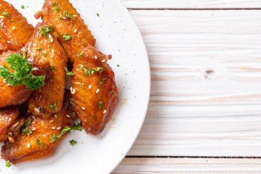 Beyaz susamlı ızgara tavuk kanadı.