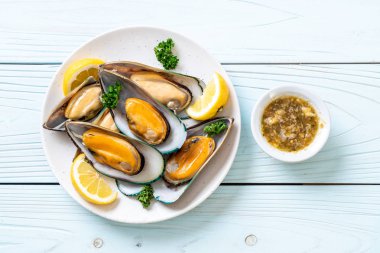 deniz ürünleri midye maydanoz ve limon ile