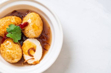 Tamarind soslu haşlanmış yumurta veya tatlı ve ekşi yumurta.