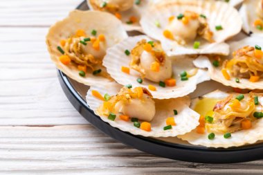 Kızarmış deniz tarağı, tereyağı ve sarımsak.