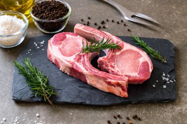 taze domuz pirzolası ham madde ile