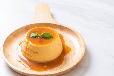 Naneli ev yapımı karamel kremalı puding.