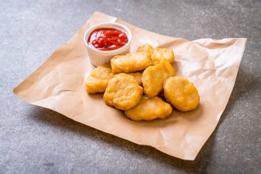 Soslu tavuk nugget, sağlıksız yemek.