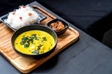 Tay çorbası ile Yengeç ve Hindistan cevizi sütü - Tay gıda tarzı köri