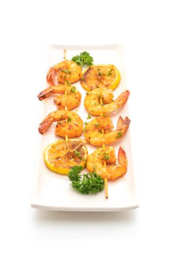 Beyaz arka plan üzerinde izole limon ile ızgara kaplan karides şiş