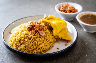 Tavuk - Müslüman gıda tarzı ile Müslüman sarı pirinç