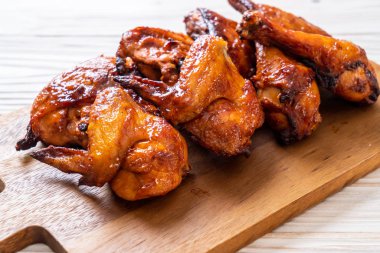 Masada ızgara ve ızgara tavuk.