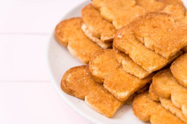 tost sarımsak ekmek plaka üzerinde