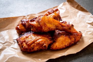 Masada ızgara ve ızgara tavuk.