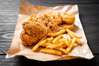 Kızarmış tavuk, patates kızartması ve nugget yemeği. Abur cubur ve sağlıksız yemek.