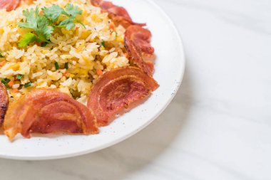 gevrek domuz pastırması ile kızarmış pilav