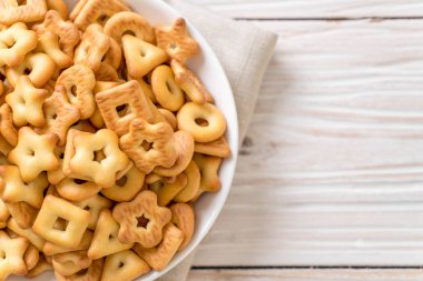 Kahveli bisküvi krakeri.