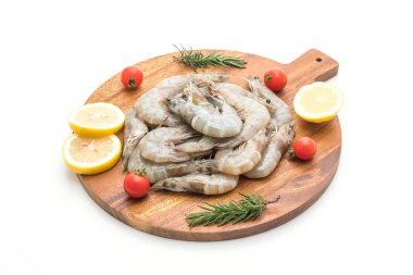 Beyaz arka planda çiğ karides ya da karides.