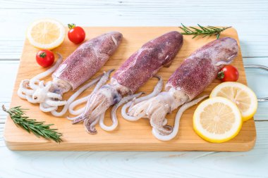 taze ahtapot veya mürekkep malzemelerle ahşap tahta üzerinde ham