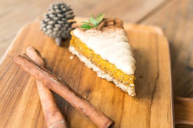 kabak pasta kek ahşap plaka üzerinde