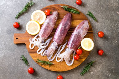 taze ahtapot veya mürekkep malzemelerle ahşap tahta üzerinde ham