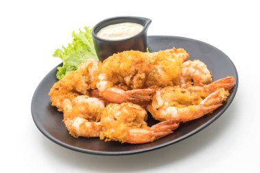 Beyaz arka plan üzerinde izole soslu kızarmış karides