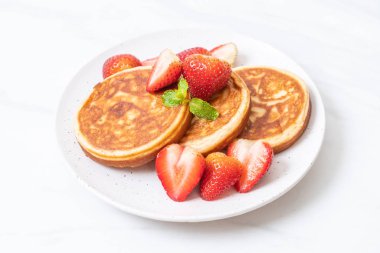 taze çilek ile sufle gözleme