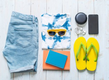 Gezgin, yaz tatili ahşap arka plan üzerinde erkek casual kıyafetler