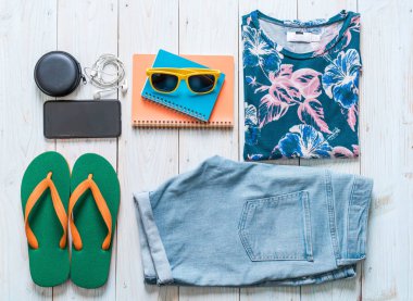 Gezgin, yaz tatili ahşap arka plan üzerinde erkek casual kıyafetler