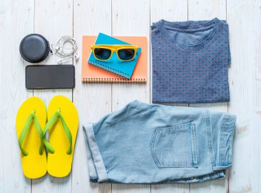 Gezgin, yaz tatili ahşap arka plan üzerinde erkek casual kıyafetler