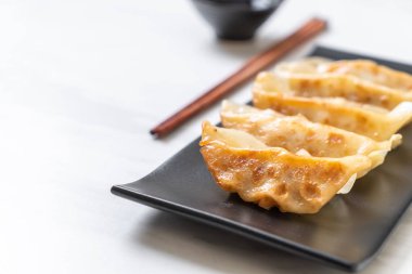 Japon gyoza 'sı ya da soya soslu hamur tatlısı.