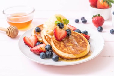 Yabanmersinli gözleme, çilek, bal ve vanilyalı dondurma.