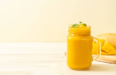taze mango smoothies - sağlıklı yiyecek ve içecek konsepti