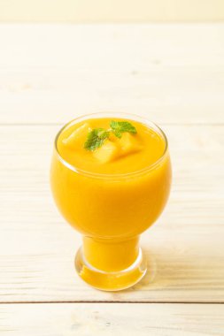 taze mango smoothies - sağlıklı yiyecek ve içecek konsepti